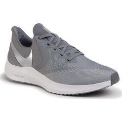 Buty NIKE - Zoom Winflo 6 AQ7497 002 Cool Grey/Mtlc Platinum. Szare buty sportowe męskie Nike, z tworzywa sztucznego, bez zapięcia, do biegania, nike zoom. W wyprzedaży za 359,00 zł.