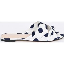 Public Desire - Klapki. Białe klapki damskie marki Public Desire, z materiału. W wyprzedaży za 89,90 zł.