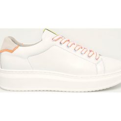 Tamaris - Buty skórzane. Białe buty sportowe damskie Tamaris, ze skóry. Za 329,90 zł.
