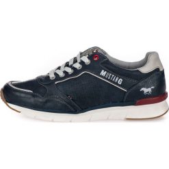 Mustang tenisówki męskie 41 ciemnoniebieskie. Niebieskie trampki męskie Mustang, bez wzorów, bez zapięcia. Za 266,00 zł.