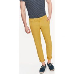 Spodnie męskie chino o kroju slim z lekkim opraniem. Żółte spodnie męskie Top Secret, na co dzień, na lato, m, bez wzorów, z bawełny, eleganckie. W wyprzedaży za 49,99 zł.
