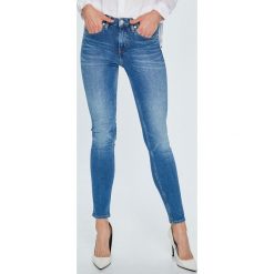 Calvin Klein Jeans - Jeansy. Niebieskie rurki damskie marki Calvin Klein Jeans, z elastanu, z obniżonym stanem. W wyprzedaży za 439,90 zł.