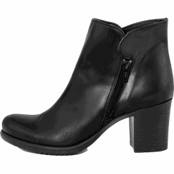 Skórzane botki w kolorze czarnym. Czarne botki damskie Eye. W wyprzedaży za 299,95 zł.