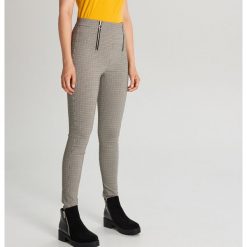 Jegginsy z zamkami - Żółty. Żółte jeansy damskie Cropp, bez wzorów. Za 89,99 zł.