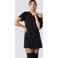 NA-KD T-shirtowa sukienka na jedno ramię - Black. Czarne sukienki damskie marki NA-KD, bez wzorów, z tkaniny, z koszulowym kołnierzykiem, bez rękawów, mini, koszulowe. Za 80,95 zł.