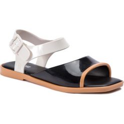 Sandały MELISSA - Crush Ad 32431 Black/White/Beige 52158. Czarne klapki damskie Melissa, bez wzorów, z tworzywa sztucznego, bez obcasa, na obcasie. W wyprzedaży za 199,00 zł.