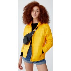 Pikowana kurtka z kapturem. Żółte kurtki damskie marki Pull&Bear, z kapturem. Za 79,90 zł.