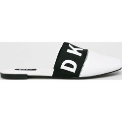 Dkny - Klapki. Białe klapki damskie DKNY, bez wzorów, ze skóry, bez obcasa. W wyprzedaży za 339,90 zł.