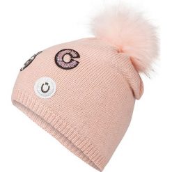 Czapka "Patches" w kolorze jasnoróżowym. Czerwone czapki zimowe damskie marki Codello, z aplikacjami, z dzianiny. W wyprzedaży za 73,95 zł.