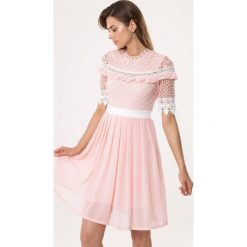 Różowa Sukienka Overcompensate. Różowe sukienki damskie Born2be, na lato, xl, bez wzorów, z tkaniny, bez kołnierzyka, bez rękawów. Za 129,99 zł.