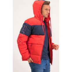 Kurtka zimowa Fila 682868. Czerwone kurtki męskie Fila, na zimę, xl, bez wzorów, z poliesteru, bez kaptura. W wyprzedaży za 299,00 zł.