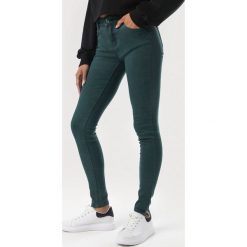 Zielone Jeansy Slim Haithea. Zielone jeansy damskie Born2be. Za 69,99 zł.