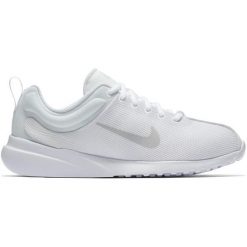 Nike Obuwie Damskie Superflyte Shoe White Pure Platinum-White 38,5. Białe buty sportowe damskie Nike, bez wzorów, sportowe. W wyprzedaży za 215,00 zł.