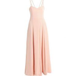 IVY & OAK EVENING STRAP DRESS Suknia balowa light rose. Różowe sukienki damskie marki IVY & OAK, bez wzorów, z wiskozy, wizytowe, bez kołnierzyka, bez rękawów. W wyprzedaży za 671,20 zł.