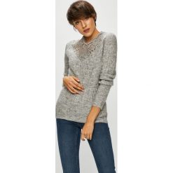 Vero Moda - Sweter Merla. Szare swetry damskie marki Vero Moda, s, bez wzorów, z elastanu, z krótkim rękawem, krótkie, bez kaptura. W wyprzedaży za 99,90 zł.