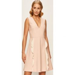 Red Valentino - Sukienka. Czarne sukienki damskie Red Valentino, na co dzień, bez wzorów, z elastanu, biznesowe, bez kołnierzyka, bez rękawów, mini, proste. Za 1899,00 zł.
