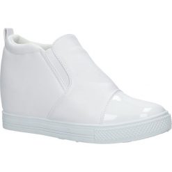 Kremowe sneakersy na koturnie lakierowany czubek Casu DD409-2. Białe sneakersy damskie marki Casu, z lakierowanej skóry. Za 39,99 zł.