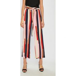 Vero Moda - Spodnie. Różowe spodnie damskie Vero Moda, s, bez wzorów, z poliesteru, z podwyższonym stanem. W wyprzedaży za 79,90 zł.
