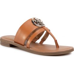 Japonki GUESS - Genera FL6GE2 LEA21 COGNA. Pomarańczowe klapki damskie Guess, z aplikacjami, ze skóry ekologicznej, bez obcasa, na obcasie. W wyprzedaży za 279,00 zł.