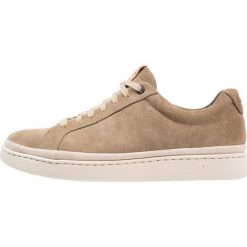 UGG BRECKEN LACE Sneakersy niskie antilope. Zielone sneakersy męskie marki Ugg, bez wzorów, ze skóry, bez zapięcia. W wyprzedaży za 431,40 zł.