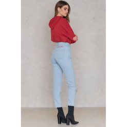 Josefin Ekström for NA-KD Jeansy Badass Babe - Blue. Niebieskie jeansy damskie marki Josefin Ekström for NA-KD, z napisami, z bawełny. W wyprzedaży za 110,48 zł.