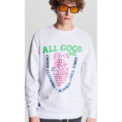 Lekka bluza z nadrukiem - Biały. Białe bluzy męskie Cropp, s, z nadrukiem, bez kołnierzyka, bez rękawów, bez kaptura. W wyprzedaży za 15,99 zł.
