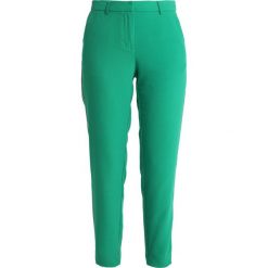 Custommade MUNO PIPPING Spodnie materiałowe jolly green. Zielone spodnie damskie marki Custommade, z elastanu. Za 569,00 zł.
