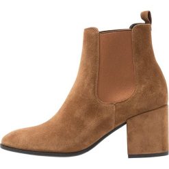 Kennel + Schmenger JADE Ankle boot hazel. Brązowe botki damskie marki Kennel + Schmenger, ze skóry, bez obcasa, bez zapięcia. Za 1029,00 zł.