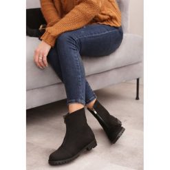 Czarne Zamszowe Botki Sleepy Eyes. Czarne botki damskie Born2be, z zamszu, bez obcasa, na płaskiej podeszwie, bez zapięcia. W wyprzedaży za 79,99 zł.