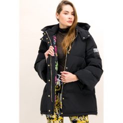 Kurtka puchowa Versace Jeans Couture E5HUB984. Różowe kurtki damskie Versace Jeans Couture, bez wzorów, z poliesteru, bez kaptura. W wyprzedaży za 1769,00 zł.