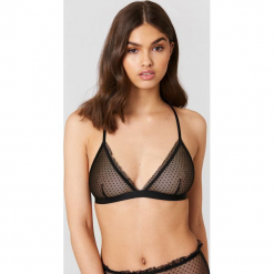 NA-KD Lingerie Siateczkowy biustonosz z falbanką - Black. Czarne biustonosze bardotka NA-KD Lingerie, z haftami. W wyprzedaży za 21,89 zł.