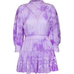 Sukienka LOVESHACKFANCY VIOLA. Fioletowe sukienki dziewczęce LoveShackFancy, w koronkowe wzory, z koronki, wiktorianskie, rozkloszowane. Za 1380,00 zł.