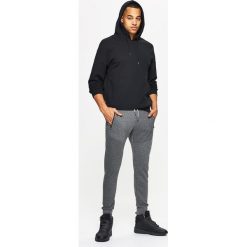 Dresowe joggery - Szary. Szare spodnie męskie Cropp, s, bez wzorów, z dresówki. Za 119,99 zł.