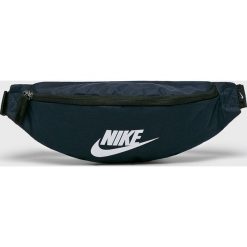 Nike Sportswear - Nerka. Niebieskie walizki marki Nike Sportswear, w paski, z poliesteru, małe. W wyprzedaży za 69,90 zł.