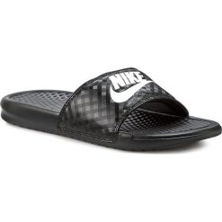 Klapki NIKE - Benassi Jdi 343881 011 Black/White. Czarne klapki damskie Nike, w paski, z tworzywa sztucznego, bez obcasa. Za 119,00 zł.