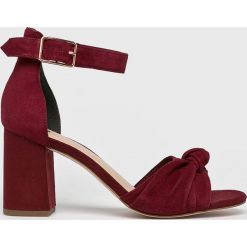 Tamaris - Sandały x Marcel Ostertag. Fioletowe sandały damskie Tamaris, ze skóry, z okrągłym noskiem, na klamry. W wyprzedaży za 249,90 zł.