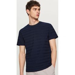 T-shirty męskie: T-shirt w strukturalne pasy – Granatowy