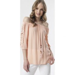 Łososiowa Bluzka Clarope. Różowe bluzki damskie Born2be, xl, w koronkowe wzory, z koronki, bez kołnierzyka, bez rękawów. Za 59,99 zł.