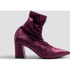 NA-KD Shoes Botki ze skarpetkową cholewką i marszczeniem - Purple. Fioletowe botki damskie marki NA-KD Shoes, bez obcasa, na obcasie, bez zapięcia. W wyprzedaży za 64,78 zł.