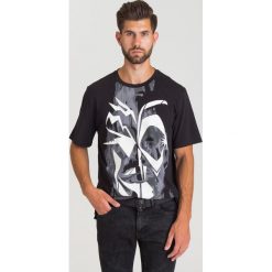 CZARNY T-SHIRT JUST CAVALLI. Czarne t-shirty męskie xs, z nadrukiem, z bawełny, z okrągłym kołnierzem. Za 324,50 zł.