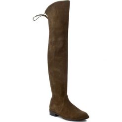 Muszkieterki STUART WEITZMAN - Lowland Olive Suede. Zielone kozaki damskie marki Stuart Weitzman, ze skóry, bez obcasa, na obcasie, bez zapięcia. W wyprzedaży za 1829,00 zł.