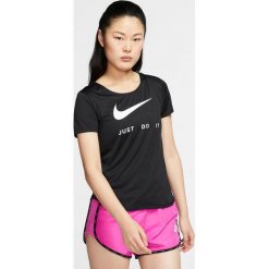 Nike Koszulka Czarny. Czarne koszulki damskie Nike, l, z nadrukiem, z poliesteru, bez kołnierzyka. Za 154,95 zł.