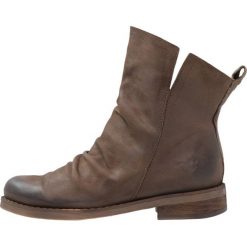 Felmini SERPA Botki flan. Brązowe botki damskie marki Felmini, ze skóry, klasyczne, bez obcasa, bez zapięcia. Za 549,00 zł.