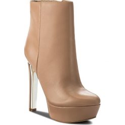 Botki GUESS - Ecker FLECK3 LEA10 NUDE. Brązowe botki damskie na obcasie marki Guess, z materiału. W wyprzedaży za 539,00 zł.
