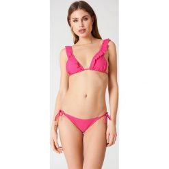 NA-KD Swimwear Dół bikini Triangle - Pink. Różowe bikini NA-KD Swimwear, w paski. W wyprzedaży za 19,20 zł.