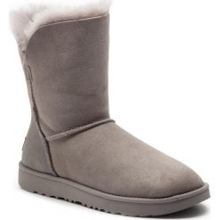 Buty UGG - W Classic Cuff Short 1016418 W/Sel. Szare kozaki damskie marki Ugg, na zimę, ze skóry, na niskim obcasie, bez zapięcia. W wyprzedaży za 519,00 zł.