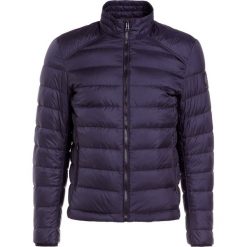 Belstaff RYEGATE Kurtka puchowa dark ink. Niebieskie kurtki męskie puchowe marki Belstaff, na zimę, m, z materiału. W wyprzedaży za 807,95 zł.