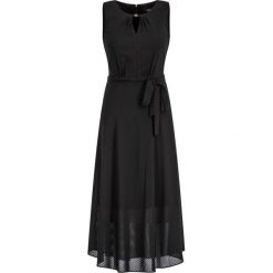 Sukienka koktajlowa DKNY DD9ED436. Czarne sukienki damskie DKNY, bez wzorów, z poliesteru, wizytowe, bez kołnierzyka, bez rękawów. W wyprzedaży za 379,00 zł.