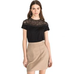 Guess Alicia Top Czarny. Czarne bluzki damskie Guess, l, w koronkowe wzory, z elastanu, bez kołnierzyka. Za 262,95 zł.
