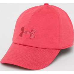 Under Armour - Czapka. Czerwone czapki damskie z poliesteru. W wyprzedaży za 49,90 zł.